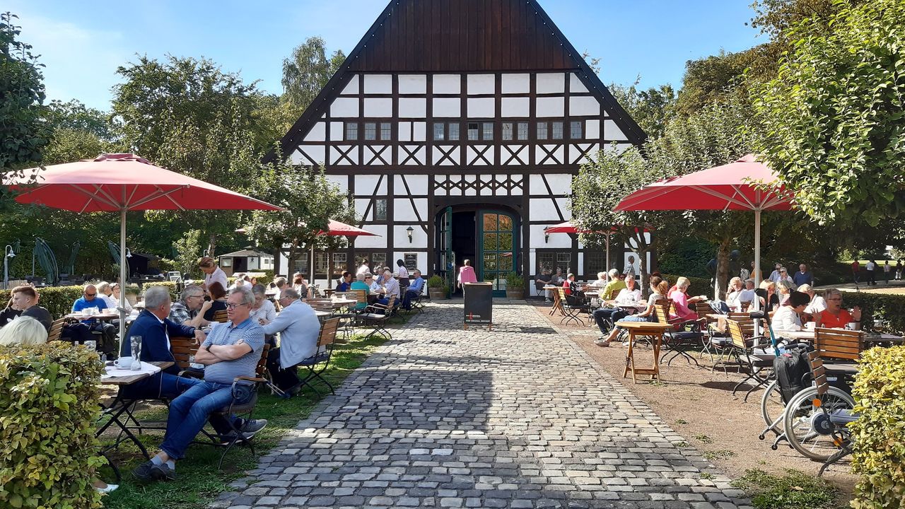In der Gaststätte des Hofs Hueck im Kurpark Bad Sassendorf kann man ein leckeres Essen genießen. In der Gaststätte des Hofs Hueck im Kurpark Bad Sassendorf kann man ein leckeres Essen genießen.